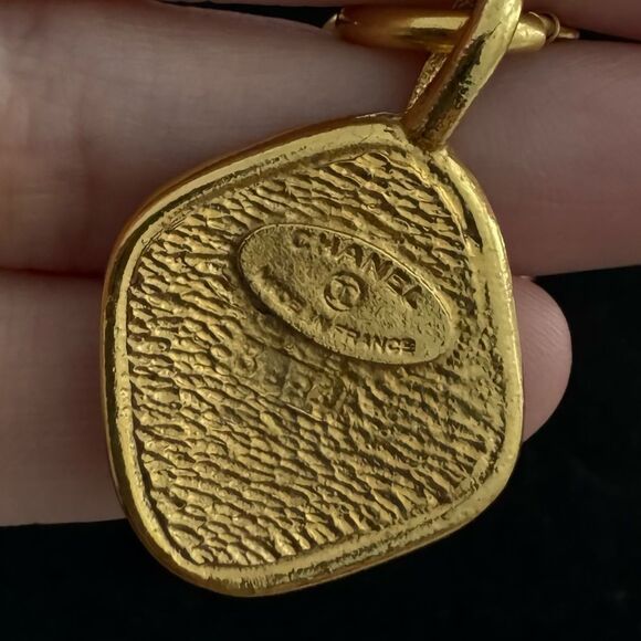 CHANEL Rue Cambon 24k Plated Vintage Medallion Necklace - Picture 3 of 6